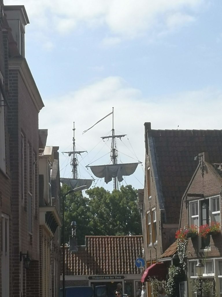 Breedstraat Enkhuzien met Shtandart boven de huizen.